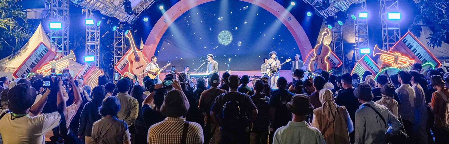 Music, fun and togetherness bring the alumni community together at Gig on the Green Jakarta.